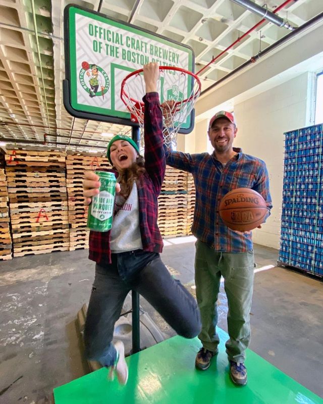 How's it hangin' @celtics?! With just 6 games left in the regular season, we are feelin' the PRIDE here at the brewery. Are you?! 

Keep it up, C's. You got this!!! 

Order @jacksabbycraftlagers and cheer them on!! 
#goceltics 🏀🍻

Link in bio.

#bostonceltics #celticnation  #beerandbasketball #prideandparquet #hoppylager #craftlager #drinklager #slamdunk #nbaplayoffs #framinghamma
